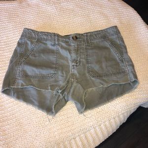 AE army green shorts⭐️